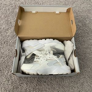 White Nike Huaraches ⚪️